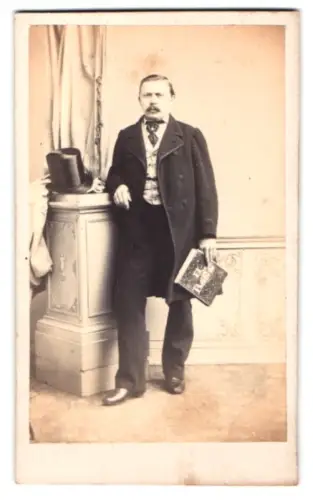 Fotografie C. Schumacher, Offenbach a. M., Mann mit Buch und Zylinder