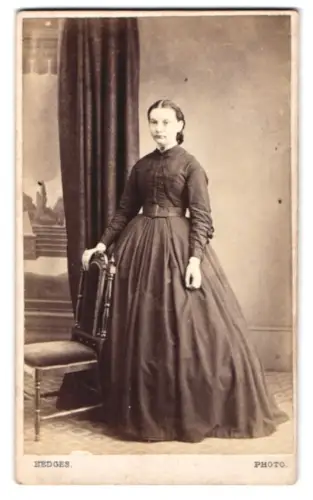 Fotografie R. Hedges, Camden Town, 215 High Street, Porträt einer eleganten jungen Dame