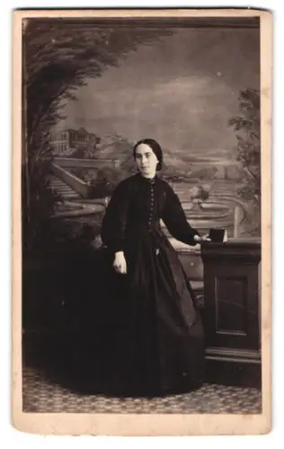 Fotografie A. Taylor, Chippenham, New Road, Dame in eleganter Garderobe vor malerischer Studiokulisse