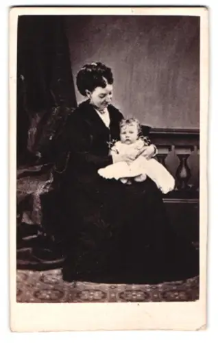 Fotografie City of London Photographic Company, London, Queen Street 2, Mutter mit Kind im Arm