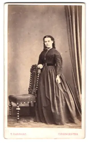 Fotografie T. Barnard, Cirencester, Portrait einer Dame mit Stuhl
