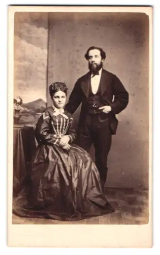 Fotografie Gulliver, Ort unbekannt, Paar im eleganten Gewand