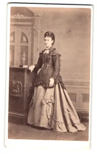 Fotografie R. V. Harman, Bromley, High St, Dame im eleganten Kleid