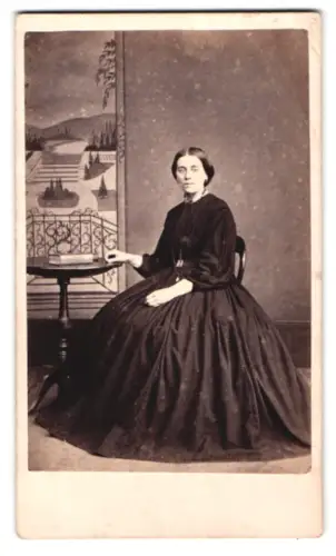 Fotografie E. Thomas, Chippenham, The Causeway, Dame in elegantem schwarzen Kleid