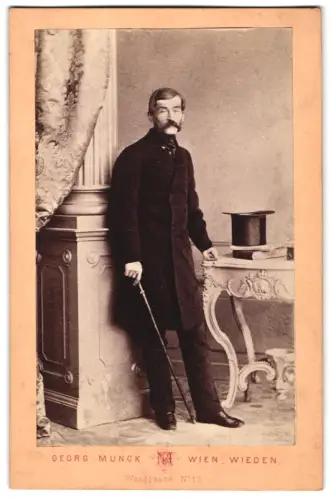 Fotografie Georg Munck, Wien, Waaggasse 13, Eleganter Herr mit Zylinder im Atelier