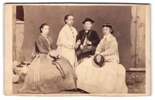 Fotografie unbekannter Fotograf und Ort, Gruppe von vier Personen in eleganter Kleidung