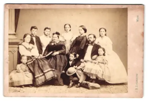 Fotografie J. B. Rottmayer, Wien, Mayerhofgasse 9, Familienporträt mit elf Personen
