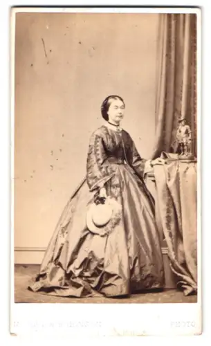 Fotografie Millard & Robinson, Dublin, Sackville Street 39, Dame im eleganten Kleid