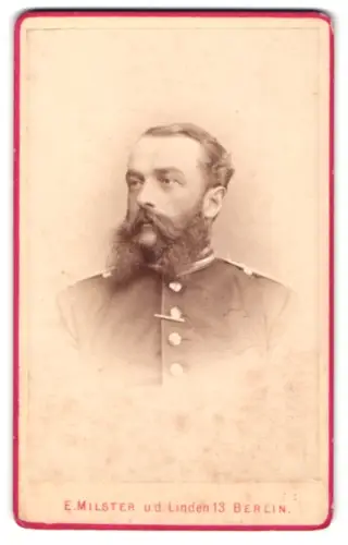 Fotografie E. Milster, Berlin, Unter den Linden 13, Porträt Bernhard von Schlebrügge in Uniform, Garde Fuss Art. Regt.