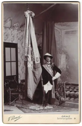 Fotografie Franz Pirnat, Graz, Schönaugasse 9, Porträt eines Mannes mit Fahne v. Männergesang Verein Schwanberg