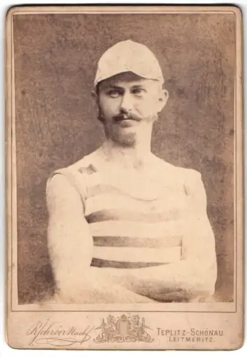 Fotografie R. Schröer Nachf., Leitmeritz, Porträt eines muskulösen Ruderers in gestreiftem Hemd