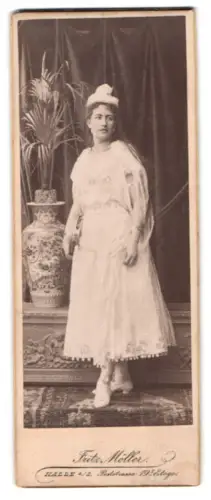 Fotografie Fritz Müller, Halle a. S., Poststrasse 19, Elegante Frau im Kostüm mit Tomburin