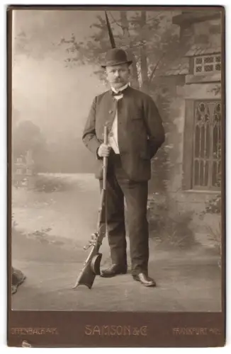 Fotografie Samson & Co, Frankfurt am Main, Zeil 46, Schütze mit Scheibenbüchse im Atelier