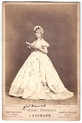 Fotografie Lachmann, Prag, Ferdinandsstrasse 361, Frau im eleganten Kleid mit Fächer