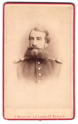 Fotografie E. Milster, Berlin, Unter den Linden 13, Porträt eines Soldaten d. 2. Pom. Feld. N. 11 in Uniform mit Bart