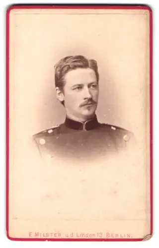 Fotografie E. Milster, Berlin, Unter den Linden 13, Porträt eines Soldaten d. 1. Hannover. Feld. A. R. 10 in Uniform