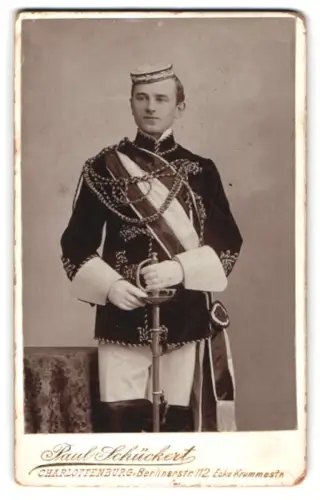 Fotografie Paul Schückert, Charlottenburg, Berlinerstrasse 112, Porträt eines Studenten mit Biertönnchen