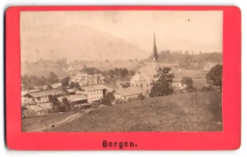 Fotografie unbekannter Fotograf, Ansicht Bergen, Malerische Ortsansicht mit Kirche
