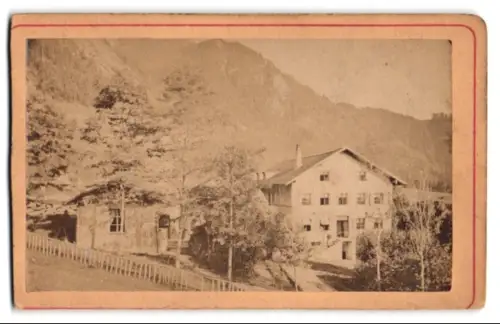 Fotografie unbekannter Fotograf, Ansicht Bad Oberdorf bei Hindelang, Gebäude vor Bergpanorama