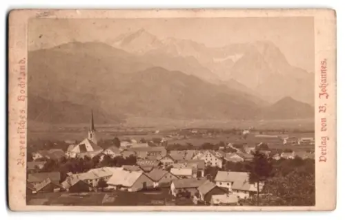 Fotografie B. Johannes, Ort unbekannt, Ansicht Partenkirchen /Bayerisches Hochland, Ortsansicht mit Kirche gegen Berge