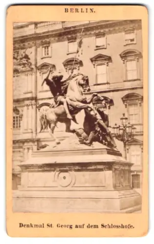 Fotografie unbekannter Fotograf, Ansicht Berlin, Denkmal St. Georg auf dem Schlosshofe