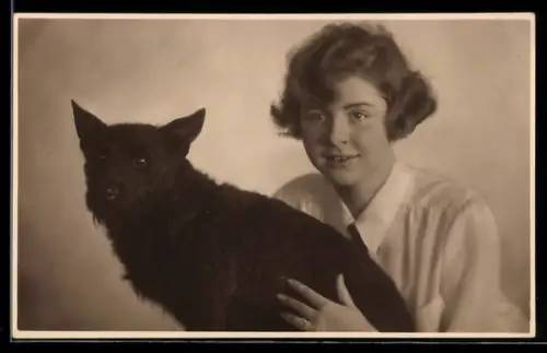 Foto-AK Frankfurt a. M., Junge Dame mit einem schwarzen Hund