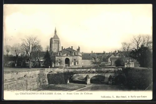 AK Chateauneuf-sur-Loire, Avant Cour du Chateau