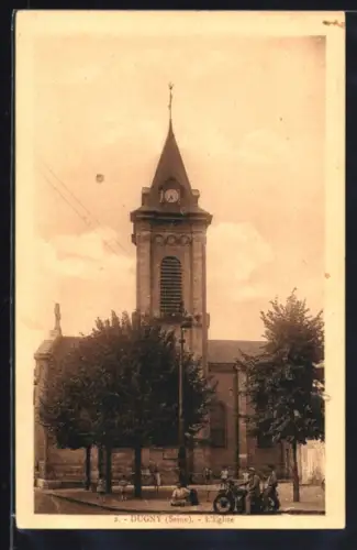 AK Dugny, L`Église et la place avec habitants