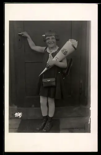 Foto-AK Mädchen mit Zuckertüte und Ranzen zum Schulanfang