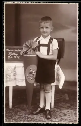 Foto-AK Junge mit Zuckertüte und Ranzen am ersten Schultag 1941, Schulanfang
