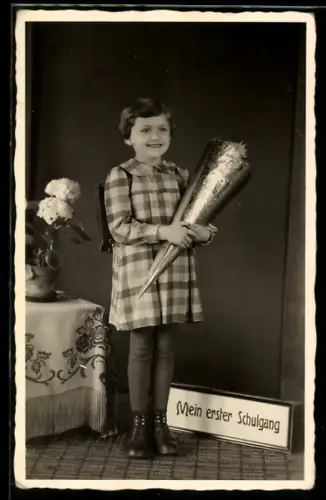 Foto-AK Mädchen im karierten Anzug mit Zuckertüte, Schulanfang