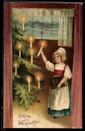 AK Mädchen mit grossem Buch stellt Kerzen auf einen Weihnachtsbaum, Weihnachtsgruss
