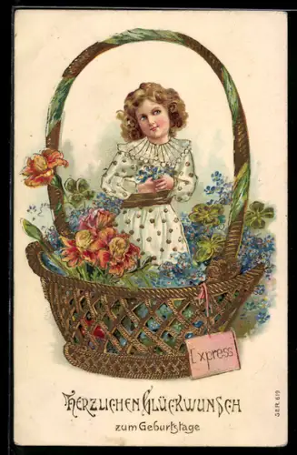 AK Mädchen steht in einem Korb voller Blumen mit Klee und Vergissmeinnicht, Geburtstagsgruss