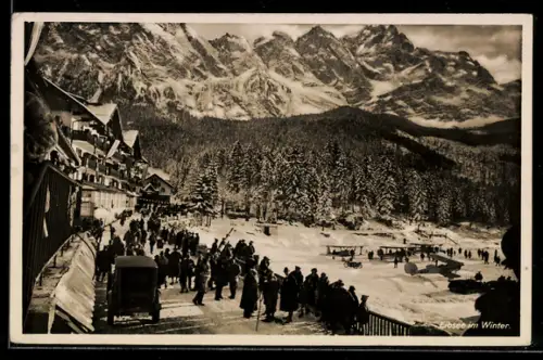 AK Eibsee, Bergpartie mit Menschenmenge im Winter
