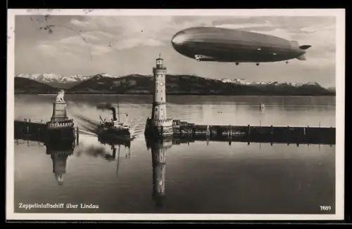 AK Lindau, Zeppelin über der Hafeneinfahrt mit Leuchtturm