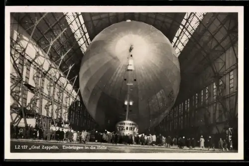 AK Luftschiff Graf Zeppelin LZ 127 beim Einbringen in die Halle