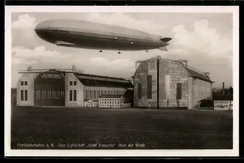 AK Friedrichshafen am Bodensee, das Luftschiff Graf Zeppelin über der Werft