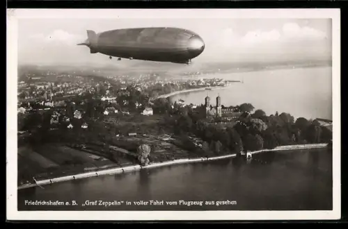 AK Friedrichshafen /Bodensee, Fliegeraufnahme mit Luftschiff Graf Zeppelin