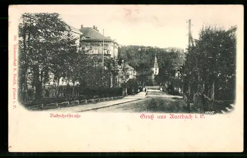 Relief-AK Auerbach i. V., Bahnhofstrasse mit Turm u. grossem Gebäude
