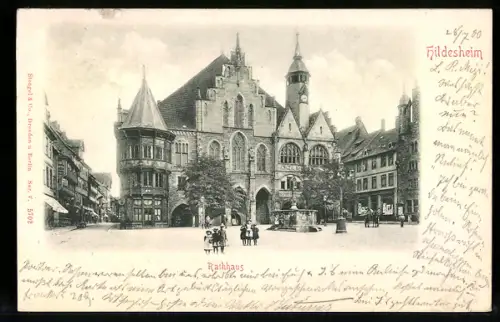Relief-AK Hildesheim, Rathaus und Strassenpartie mit Brunnen