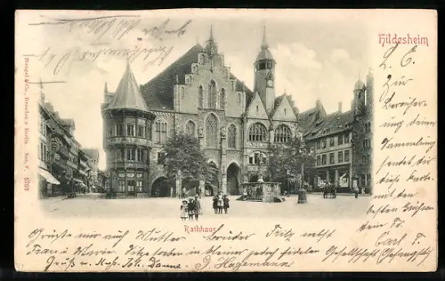 Relief-AK Hildesheim, Rathaus und Strassenpartie mit Brunnen