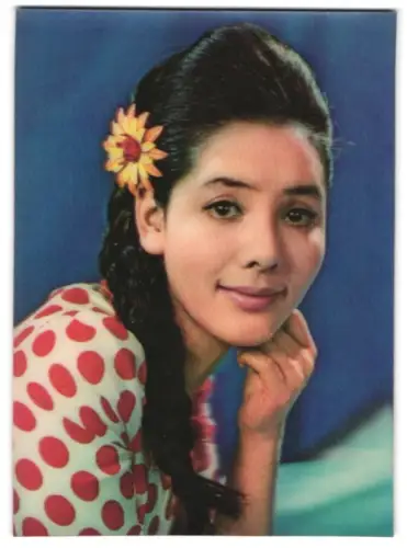 3D-AK Junge Dame mit Blume im Haar lächelt in die Kamera