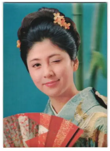 3D-AK Junge Geisha mit Fächer zwinkert in die Kamera