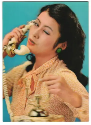 3D-AK Junge Dame telefoniert, Augenzwinkern