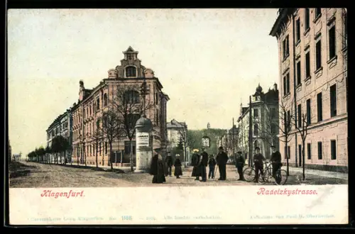 AK Klagenfurt, Radetzkystrasse mit Litfasssäule und Passanten