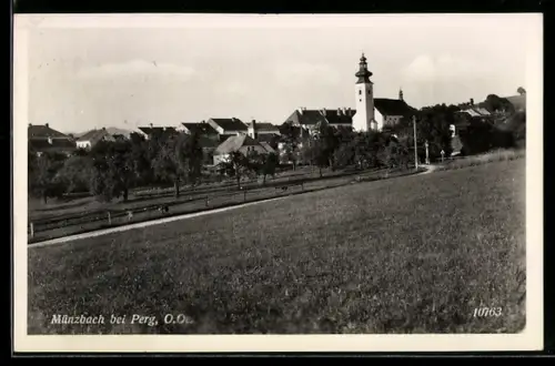 AK Münzbach bei Perg, Panorama mit Kirche