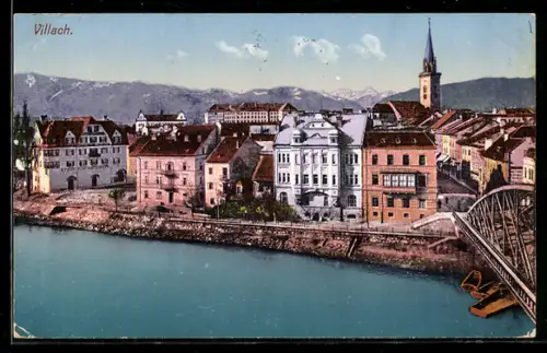 AK Villach, Drau-Ufer mit Häuserzeile, Brücke und Kirche