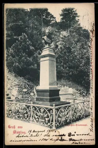 AK Mödling, Schöffel-Denkmal mit Büste auf Sockel und schmiedeeisernem Geländer