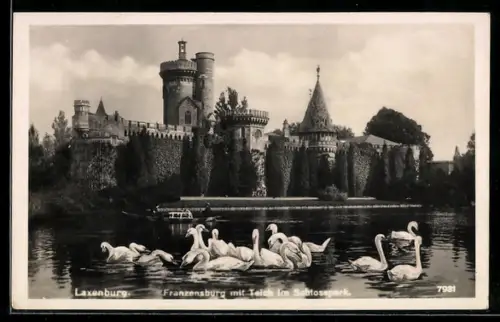 AK Laxenburg, Franzensburg mit Teich im Schlosspark