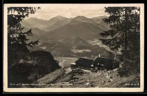 AK Vorderkaiserfeldener Hütte, Panorama mit Berghütte und See